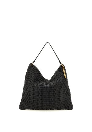 Borsa a tracolla in pelle intrecciata nera con una singola tracolla e targhetta rettangolare tono oro attaccata vicino alla parte superiore.