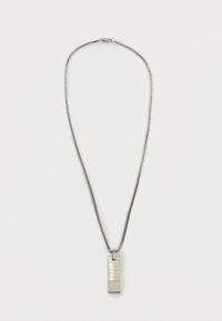 Collar de cadena de plata que presenta un pendant rectangular con líneas texturizadas. El pendant está asegurado con un lazo; la cadena tiene un diseño suave y flexible.