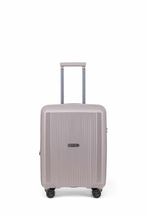 Valigia rigida di colore beige chiaro con texture a righe verticali, manico telescopico e quattro ruote per la mobilità. Presenta un logo del marchio.