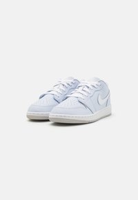 Heledad sinised sünteetilised sneakerid valgete detailidega, perforatsioonidega varbakast, pehmendatud krae ja valged paelad. Kummist tallad tekstuurse mustriga.