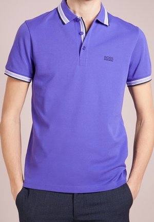 Paarse poloshirt met een drieknoops blinde sluiting, contrasterende witte gestreepte kraag en mouwboorden, gemaakt van glad katoen.