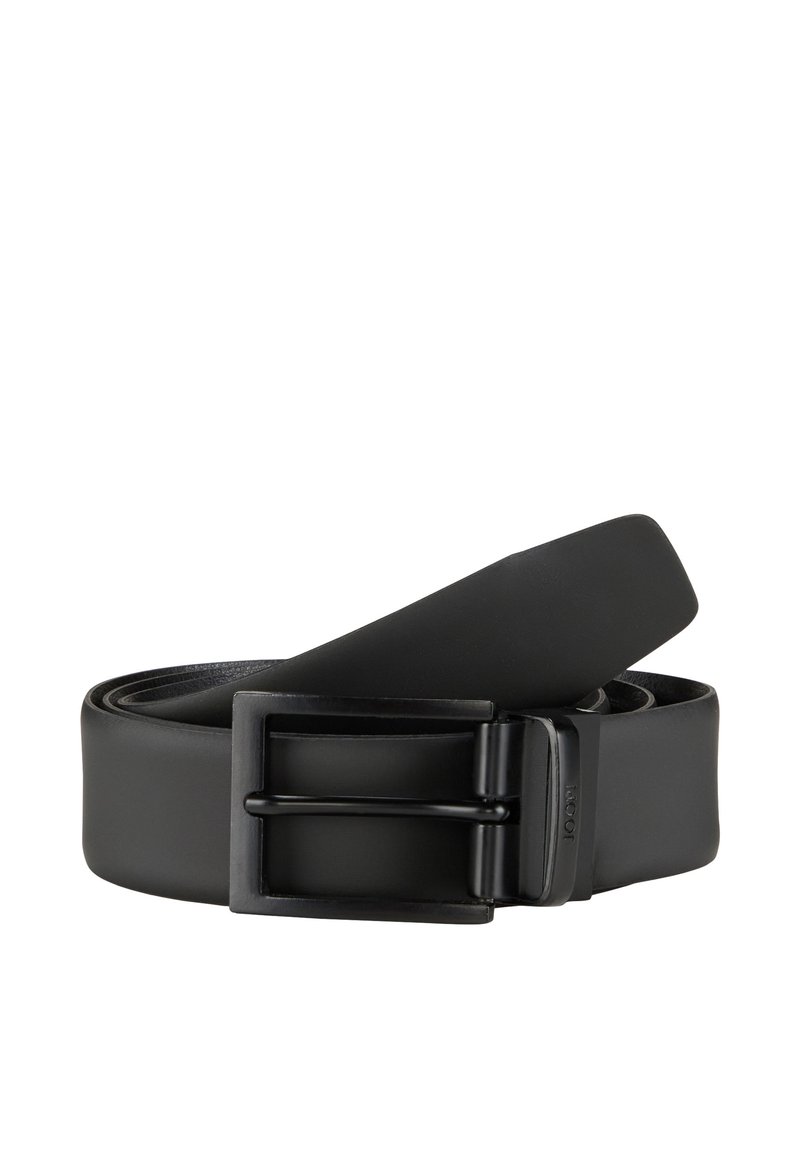 Zwarte leren riem met een gladde afwerking, voorzien van een rechthoekige metalen gesp en een ronde punt. De riem is opgerold en gedeeltelijk losgemaakt.