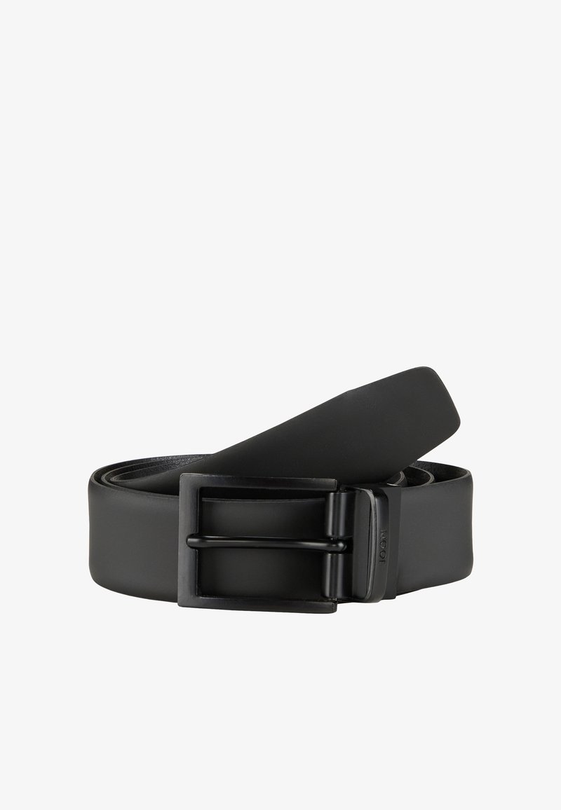 Zwarte leren riem met een gladde afwerking, voorzien van een rechthoekige metalen gesp en een ronde punt. De riem is opgerold en gedeeltelijk losgemaakt.