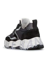 Sneaker nera chunky realizzata con una combinazione di materiali scamosciati e tessili, con una suola intermedia bianca decorata con stampa del logo e una suola in gomma piatta.