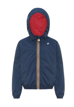 Giacca con cappuccio blu navy con fodera rossa, cerniera frontale con dettaglio a strisce gialle e bianche, polsini ed orlo elastici, e un piccolo logo sul petto.