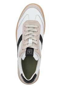 Weiße Ledersneaker mit beigen Wildlederelementen, schwarzem Streifenmuster und runden Schnürsenkeln. Besitzt eine strukturierte braune Gummisohle und ein Logopatch.
