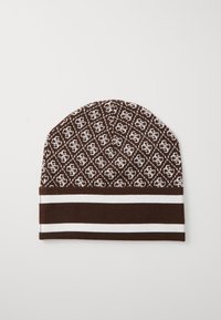 Brun strikket lue med et geometrisk hvitt mønster, rund topp, og en oppbrett med to horisontale hvite striper på bunnen.