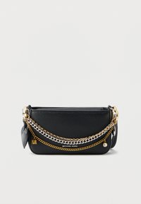 Μαύρο δερμάτινο τσαντάκι χιαστί με υφή, διακοσμητικές αλυσίδες σε χρυσό και ασημί, και διακοσμητικό κρεμαστό. Διαθέτει λογότυπο στο μπροστινό μέρος.