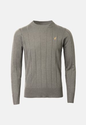 Grå ribbet striktrøje med rund hals og lille gult broderet fuglelogo på venstre bryst.