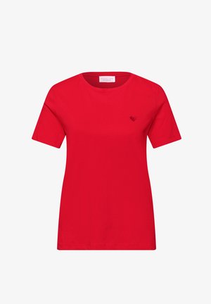 T-shirt rouge à manches courtes avec encolure ronde et petit cœur brodé sur le côté gauche de la poitrine.