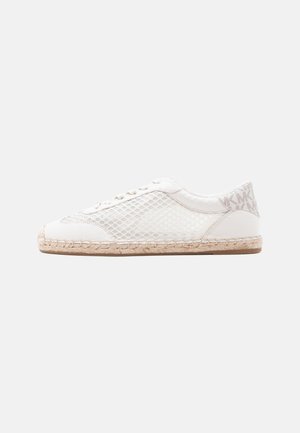 Baskets basses blanches avec panneau latéral en mesh, semelle espadrille tissée, fermeture à lacets et languette de talon à motif sur un fond uni.