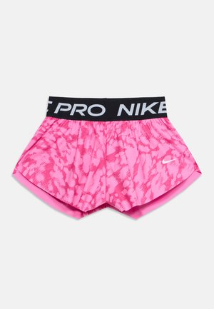 Różowe sportowe spodenki Nike Pro z wzorem, czarną elastyczną talią i białym napisem "NIKE PRO".