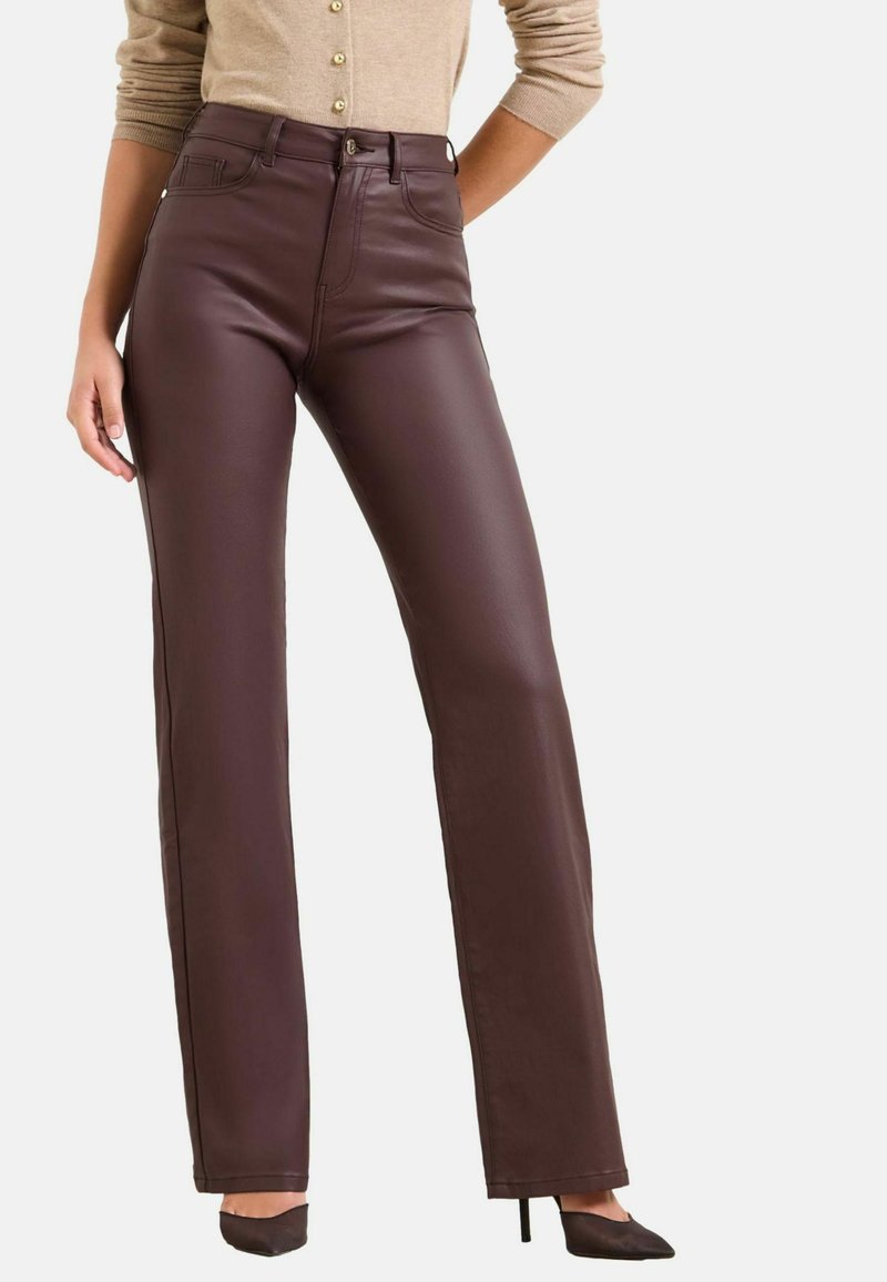 Bordeaux faux leren rechtvallende broek met zijzakken en een hoge taille, met een gladde textuur en minimale stikdetails.