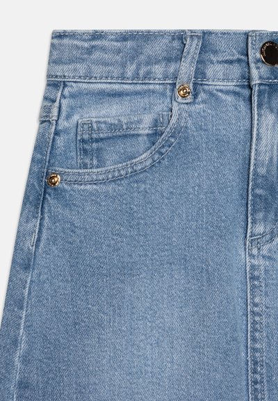 Jupe en denim bleu clair avec une taille haute, une poche avant, des boutons dorés en décoration, et une texture lisse. Les coutures sont visibles le long des bords.