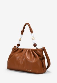 Bolso de piel marrón con un diseño fruncido, asa trenzada y cuentas decorativas. Presenta una correa de hombro desmontable y un detalle de logo.