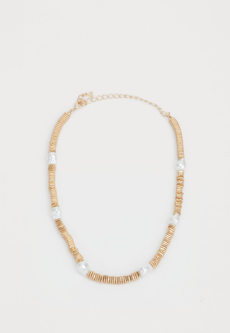 Collana in oro con dischi metallici texturizzati e perle bianche lisce, disposti alternando in un pattern con un gancio e una catena regolabile.