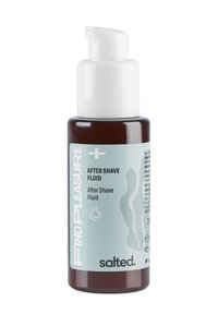 Donkerbruine fles met een witte pompdekking. Het etiket heeft een lichtblauwe achtergrond en tekst die aangeeft "After Shave Fluid" en de merknaam "salted."