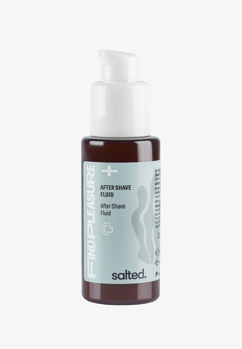 Donkerbruine fles met een witte pompdekking. Het etiket heeft een lichtblauwe achtergrond en tekst die aangeeft "After Shave Fluid" en de merknaam "salted."