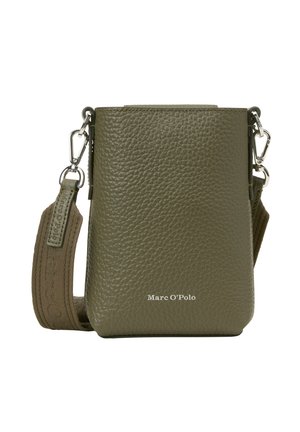 Olivgrüne Leder-Crossbody-Tasche mit strukturiertem Finish, verstellbarem Trageriemen mit Branding und silbernen Hardware-Akzenten.