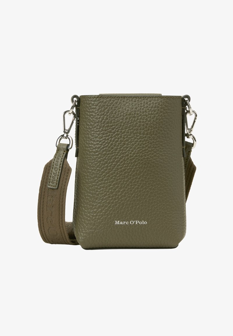 Sac bandoulière en cuir vert olive avec une finition texturée, sangle réglable avec logo et accents en métal argenté.