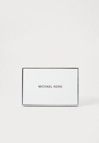 Carta bianca con bordi metallici recante la scritta "MICHAEL KORS" stampata in grigio scuro, forma rettangolare, texture liscia, design minimalista.