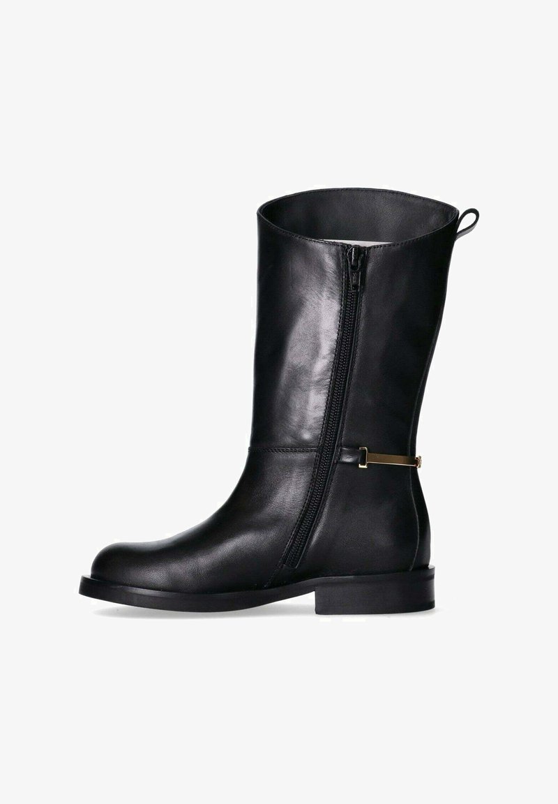 Schwarze Lederstiefelette mit runder Zehenpartie, seitlichem Reißverschluss und metallic Akzent. Glatte Textur und Blockabsatz in niedriger Höhe.