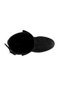 Czarne zamszowe botki za kostkę z okrągłym noskiem, miękkim wnętrzem i złożonym fasonem. Posiadają mały metalowy akcent w pobliżu obcasa.