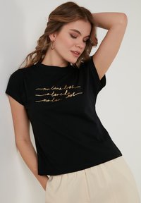 LELA REGULAR FIT - Apdrukāts T-krekls - black