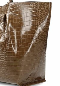 Bruine krokodillen-embossed tote bag met een gladde, glanzende textuur, hoekige vorm en versterkte stiksels langs de onderkant. Handvaten zijn niet zichtbaar.