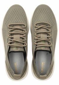 Sneakers in maglia leggera color verde oliva con superiore testurizzato, chiusura con lacci, soletta imbottita e suola in gomma bianca. Marchio Geox sul lato.