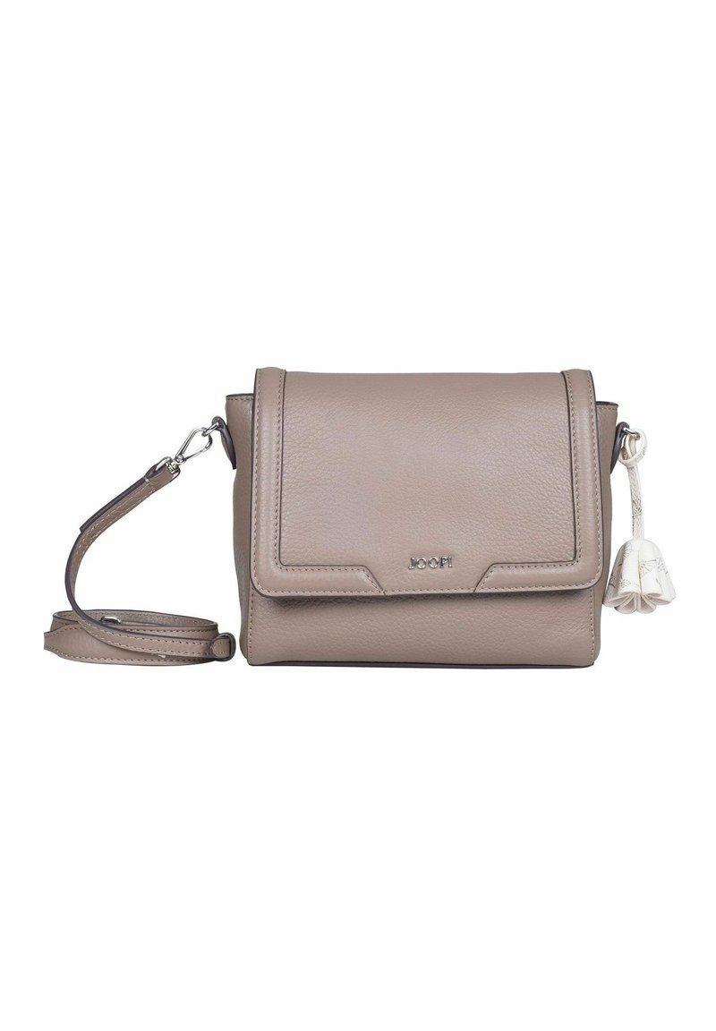 Borsa a tracolla in pelle color taupe chiaro con chiusura a patta, tracolla regolabile, finitura testurizzata e un nappa decorativa sul lato.