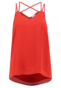 Camisole en satin rouge avec un décolleté en V, des bretelles croisées et un ourlet arrière plus long. Texture lisse sans motifs ni éléments métalliques visibles.