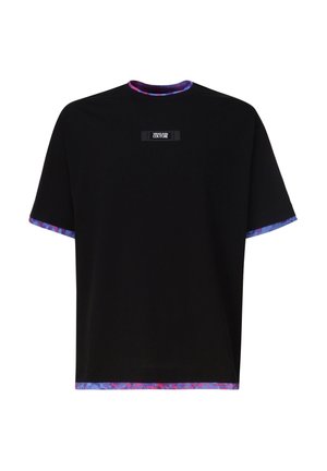 T-shirt noir à manches courtes avec bordures violettes et rouges sur le col, les manches et l'ourlet, arborant un petit logo rectangulaire Versace Jeans Couture sur la poitrine.