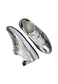Zilveren metallic sneakers met witte accenten, voorzien van een textuur, vetersluiting en een dikke zwarte rubberen zool.
