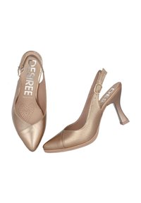 Tacones slingback en tono dorado con punta afilada. Presentan un panel de malla texturizada y una correa estrecha con un cierre dorado. Tacón de bloque de 3 pulgadas.