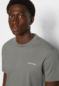 Calvin Klein MICRO LOGO - T-shirt básica - pewter