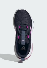 Černá pletená teniska s růžovými detaily, s krajkovým zapínáním a bílou mezipodešví. Na jazyku je logo Adidas.
