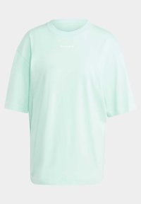 Mintgrön oversize t-shirt i mjukt material, med rund hals och korta ärmar, prydd med en vit adidas-logotyp på framsidan.