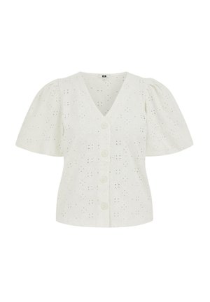 Blouse blanche à manches courtes bouffantes, col en V, boutons sur le devant, et motif de broderie florale à œillets.