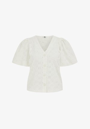 Blouse blanche à manches courtes bouffantes, col en V, boutons sur le devant, et motif de broderie florale à œillets.