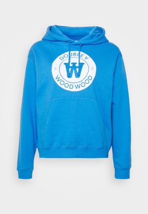 Królewsko niebieska bluza z kapturem wykonana z tkaniny bawełnianej, z przednią kieszenią typu kangur i okrągłym nadrukiem z napisem "DOUBLE A WOOD WOOD."