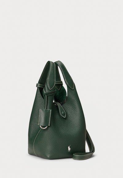 Grøn læder bucket bag med pebble-tekstur, top-håndtag og justerbar rem. Har kontrasttråd og en lille logo-accent.