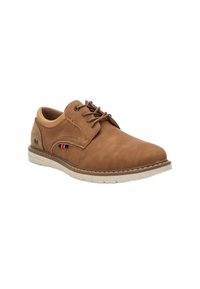 Zapato de cuero marrón con una textura suave, diseño con cordones, acentos en color tostado y una suela de goma blanca con bordes elevados. Presenta un pequeño logotipo.