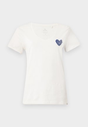 Bijela majica kratkih rukava s V-izrezom, s malim tamnoplavim srcem na gornjem lijevom dijelu prsa.