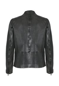 Czarna skórzana kurtka widziana od tyłu, z widocznymi szwami, małą kwadratową naszywką przy kołnierzu i rękawami z zamkami błyskawicznymi.