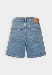 Shorts de mezclilla azul con un diseño de cintura alta, dos bolsillos traseros y una etiqueta de cuero marrón en la cinturilla.