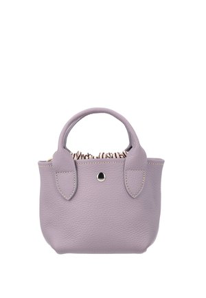 Lille lavendel læderhåndtaske med runde håndtag, sølv knaplukning og en samlet, stribet stof indvendig for.