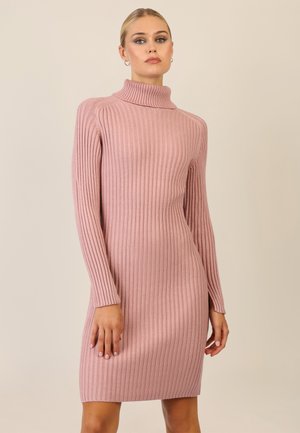 Rippiges, langärmeliges Turtleneck-Kleid aus weichem pinken Stoff. Figurbetontes Design mit gerader Silhouette und subtiler Textur.