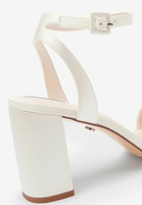 Next FOREVER COMFORTÂ® WEDDING SATIN BLOCK HEEL BRIDAL SHOES - Sandale - ivory white