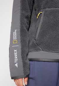 adidas Terrex NATIONAL GEOGRAPHIC JACKET UNISEX - Flísová bunda - grey six